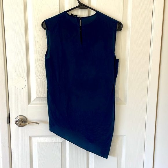 Silk sleeveless asymmetry top - Picture 2 of 2